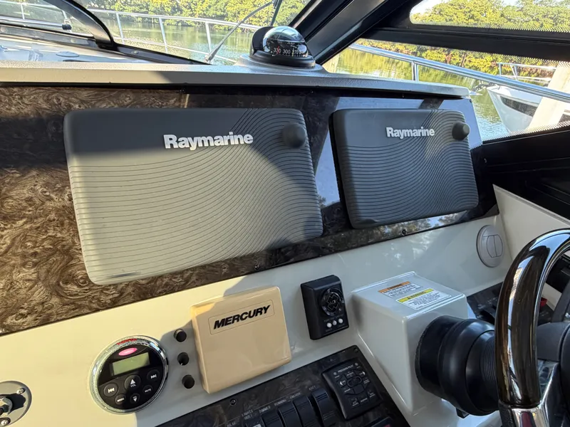 Slide: The Image of Sea Ray 470 SUNDANCER 2014 - 23