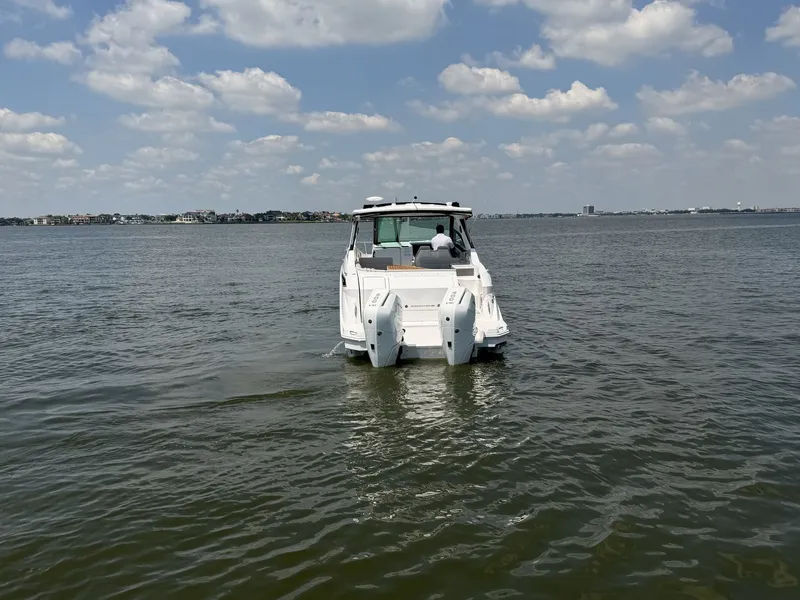 Slide: The Image of Sea Ray Sundancer 320 Outboard 2026 - 14