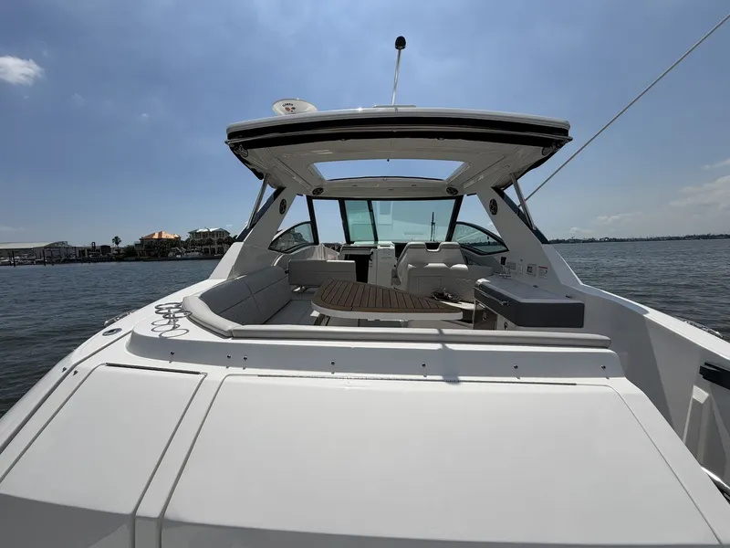 Slide: The Image of Sea Ray Sundancer 320 Outboard 2026 - 29