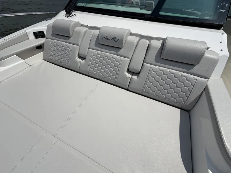 Slide: The Image of Sea Ray Sundancer 320 Outboard 2026 - 33