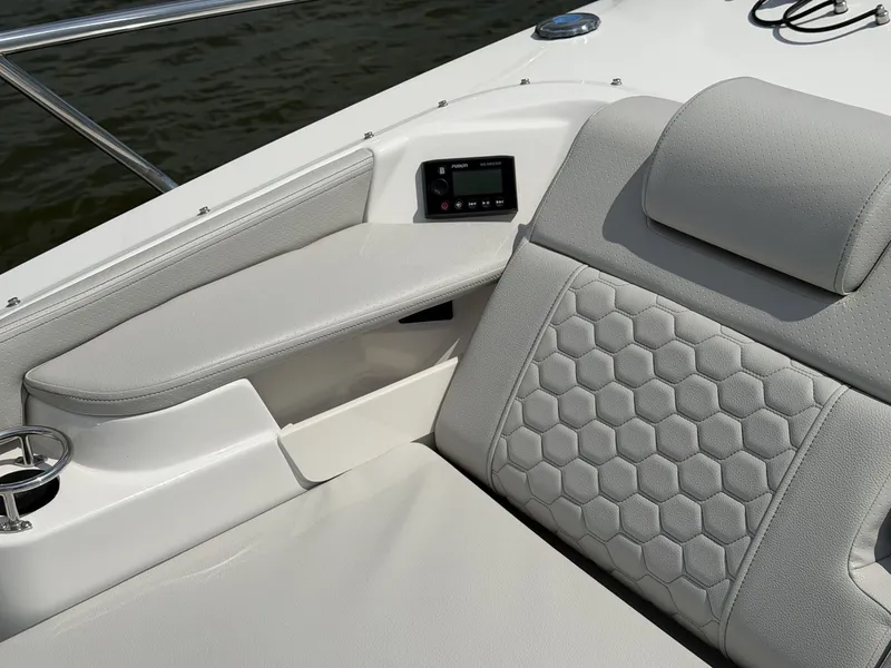 Slide: The Image of Sea Ray Sundancer 320 Outboard 2026 - 34