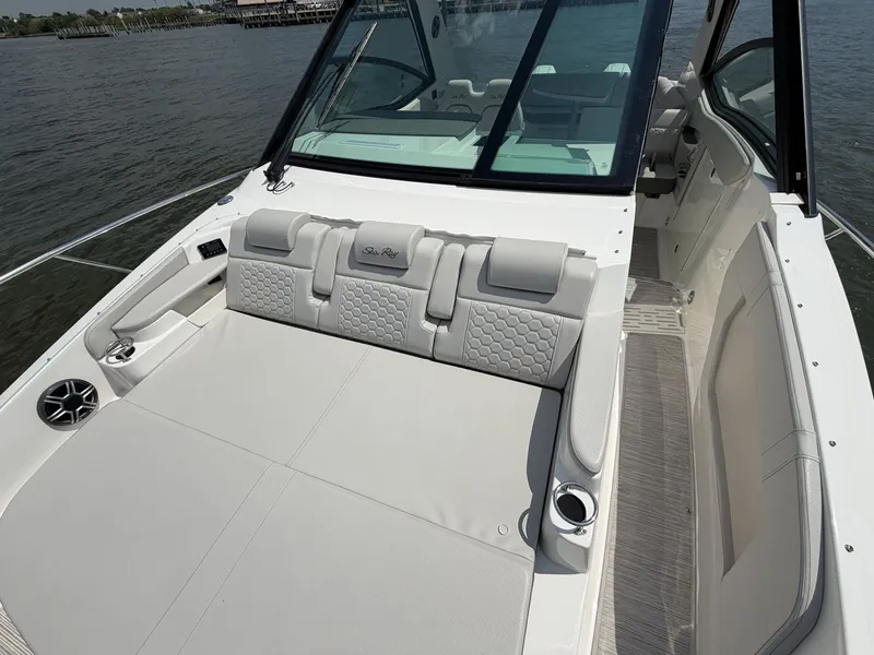 Slide: The Image of Sea Ray Sundancer 320 Outboard 2026 - 35
