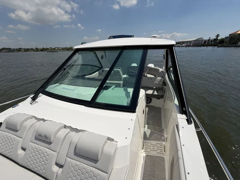 Slide: The Image of Sea Ray Sundancer 320 Outboard 2026 - 38