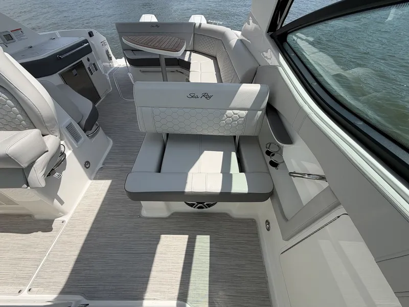 Slide: The Image of Sea Ray Sundancer 320 Outboard 2026 - 40