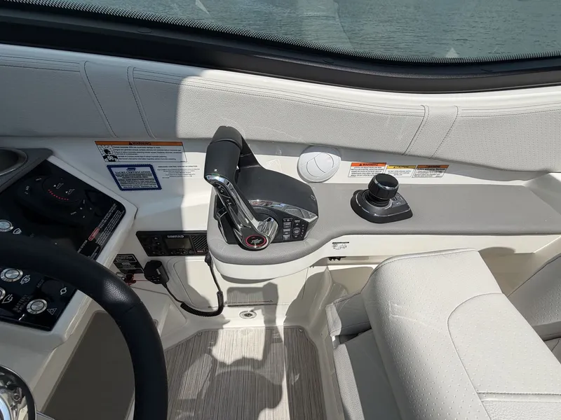 Slide: The Image of Sea Ray Sundancer 320 Outboard 2026 - 43