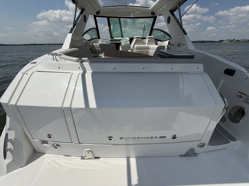 Slide: The Image of Sea Ray Sundancer 320 Outboard 2026 - 50