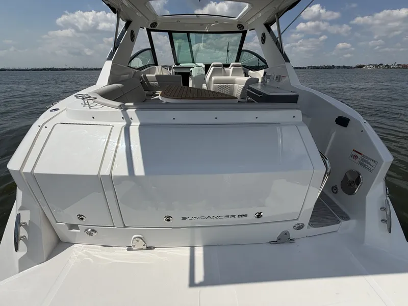 Slide: The Image of Sea Ray Sundancer 320 Outboard 2026 - 51