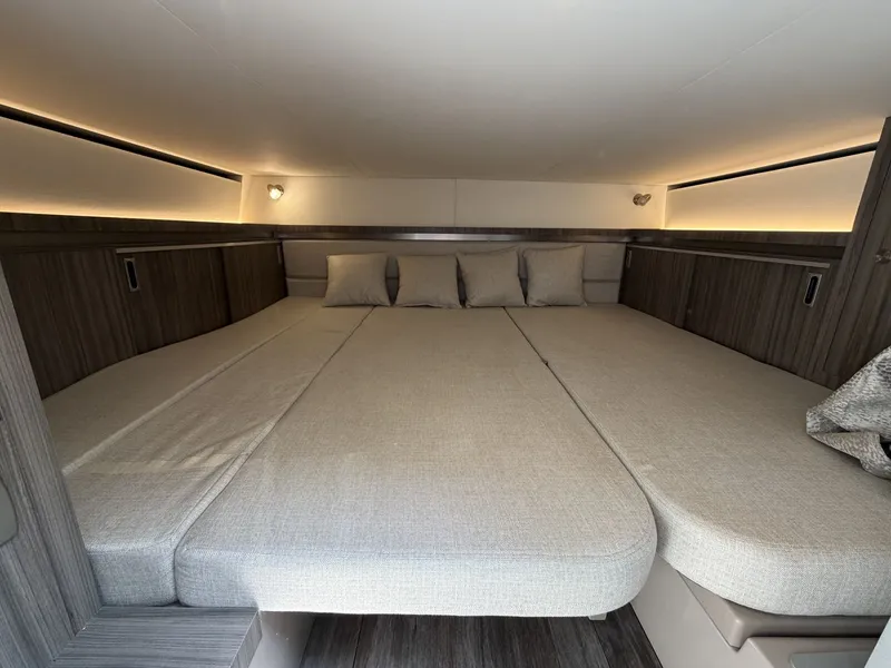 Slide: The Image of Sea Ray Sundancer 320 Outboard 2026 - 54