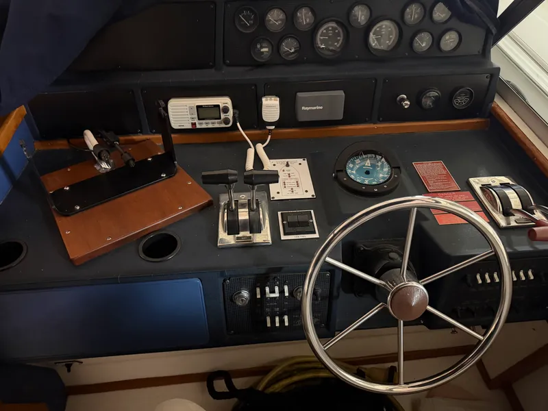 Slide: The Image of Sea Ray 390 EC 1988 - 28