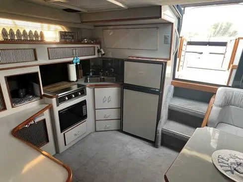 Slide: The Image of Sea Ray 390 EC 1988 - 33