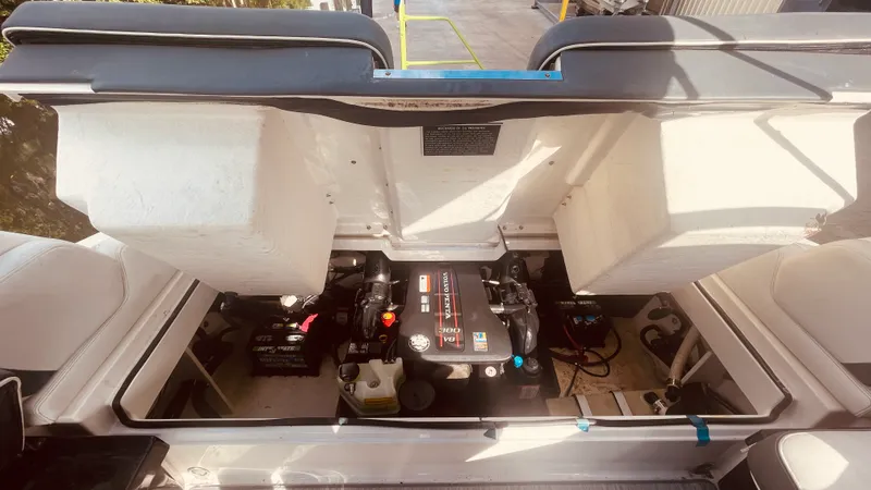 Slide: The Image of Regal 2800 BOWRIDER 2016 - 24