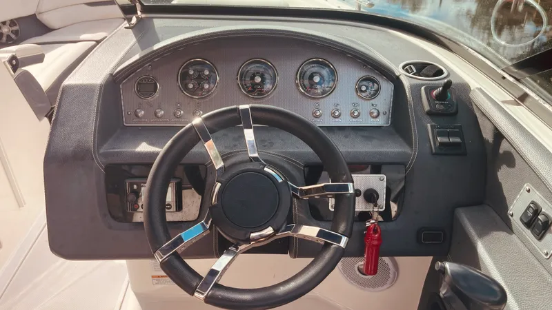 Slide: The Image of Regal 2800 BOWRIDER 2016 - 25