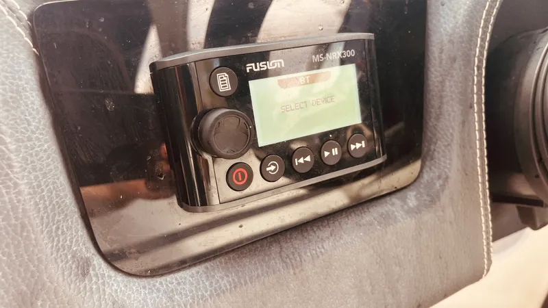 Slide: The Image of Regal 2800 BOWRIDER 2016 - 30