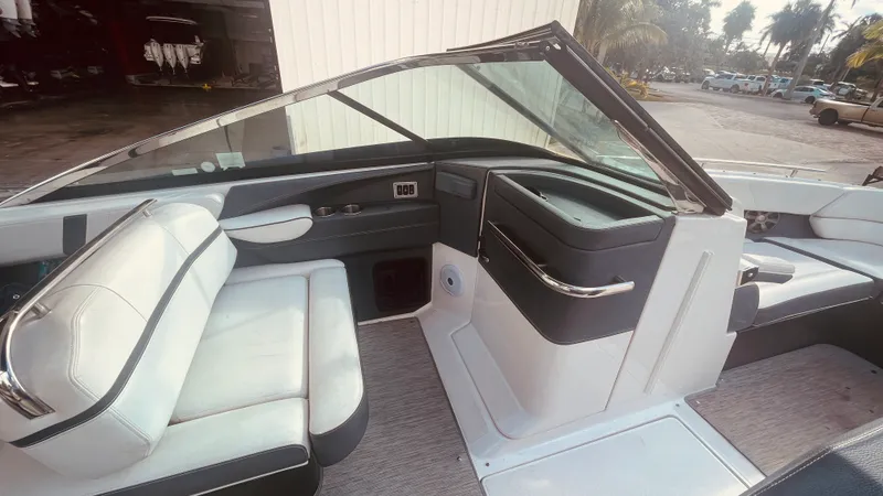 Slide: The Image of Regal 2800 BOWRIDER 2016 - 40