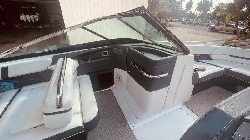 Slide: The Image of Regal 2800 BOWRIDER 2016 - 41