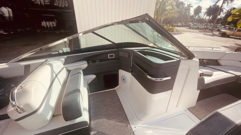 Slide: The Image of Regal 2800 BOWRIDER 2016 - 42