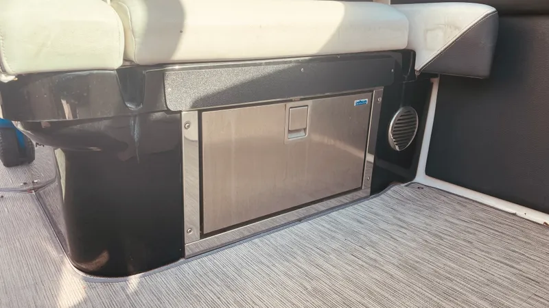 Slide: The Image of Regal 2800 BOWRIDER 2016 - 45