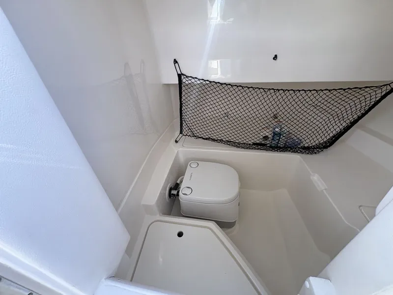 Slide: The Image of Sea Ray 250SDX OB 2024 - 23