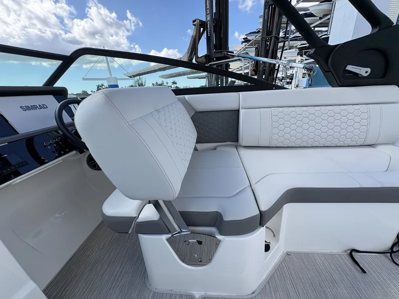 Slide: The Image of Sea Ray 250SDX OB 2024 - 29