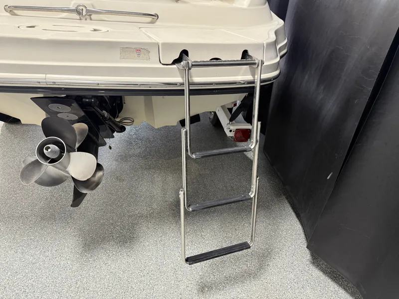 Slide: The Image of Sea Ray 220 SUNDECK 2003 - 22