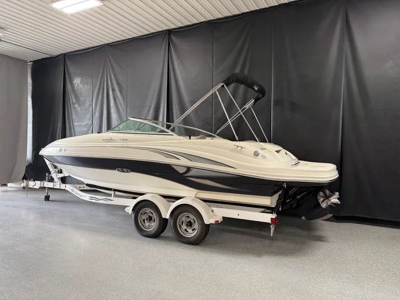 Slide: The Image of Sea Ray 220 SUNDECK 2003 - 3