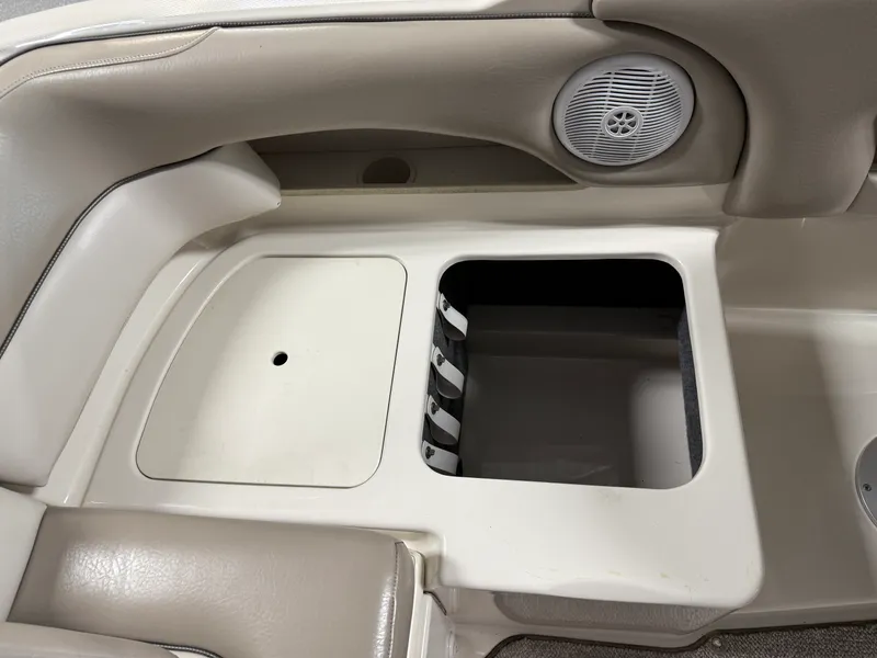 Slide: The Image of Sea Ray 220 SUNDECK 2003 - 42