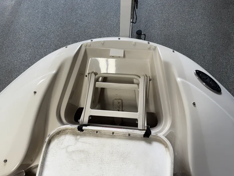 Slide: The Image of Sea Ray 220 SUNDECK 2003 - 99