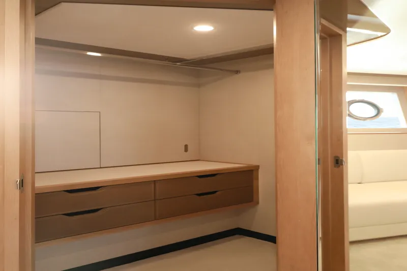 Slide: The Image of Ocean Alexander 28L 2025 - 32
