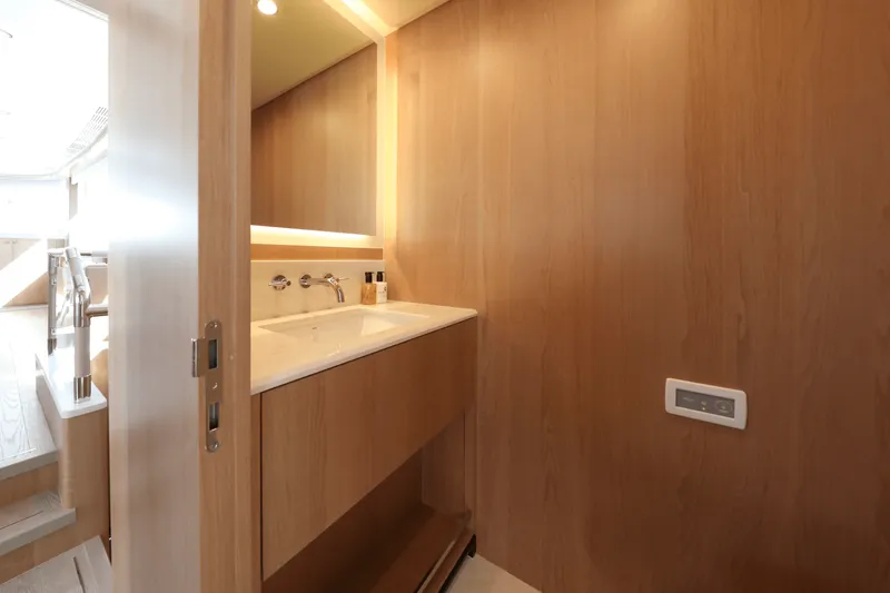 Slide: The Image of Ocean Alexander 28L 2025 - 40