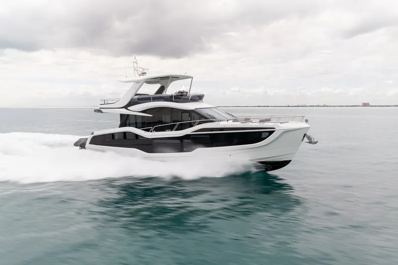 Slide: The Image of Galeon 560 FLY 2025 - 17