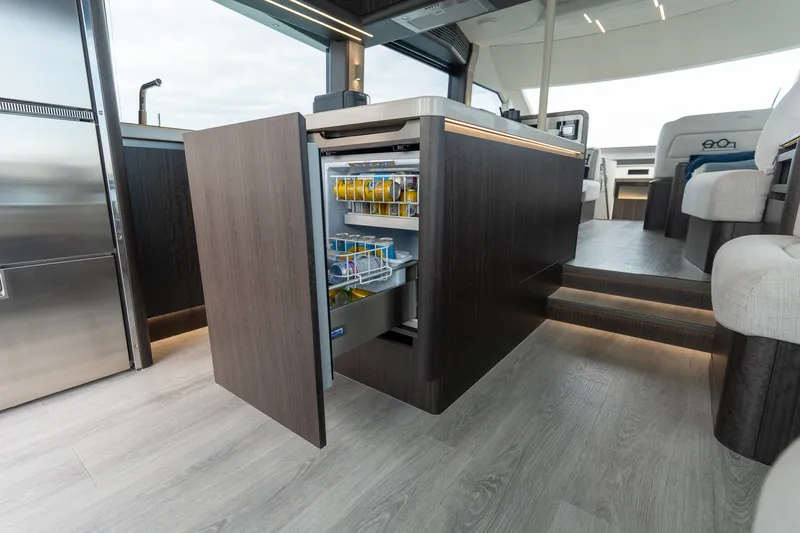 Slide: The Image of Galeon 560 FLY 2025 - 18