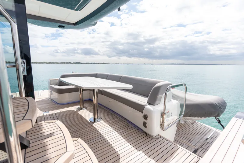 Slide: The Image of Galeon 560 FLY 2025 - 20