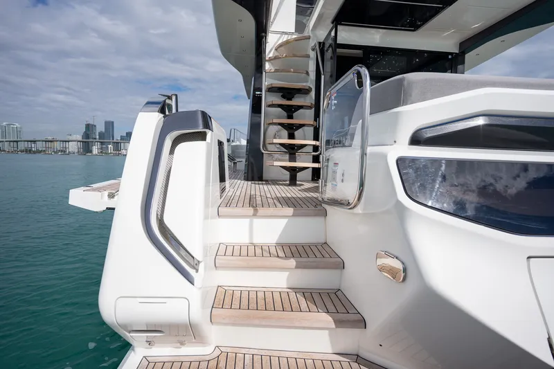 Slide: The Image of Galeon 560 FLY 2025 - 22