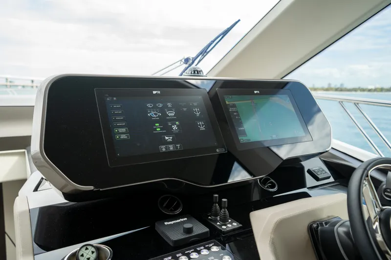 Slide: The Image of Galeon 560 FLY 2025 - 28