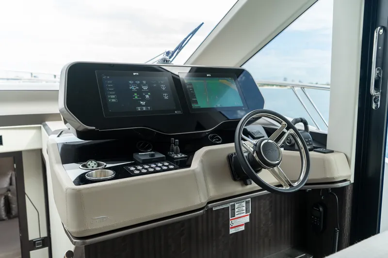 Slide: The Image of Galeon 560 FLY 2025 - 29