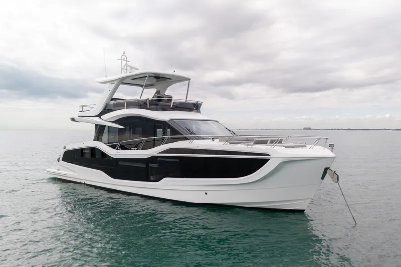 Slide: The Image of Galeon 560 FLY 2025 - 4
