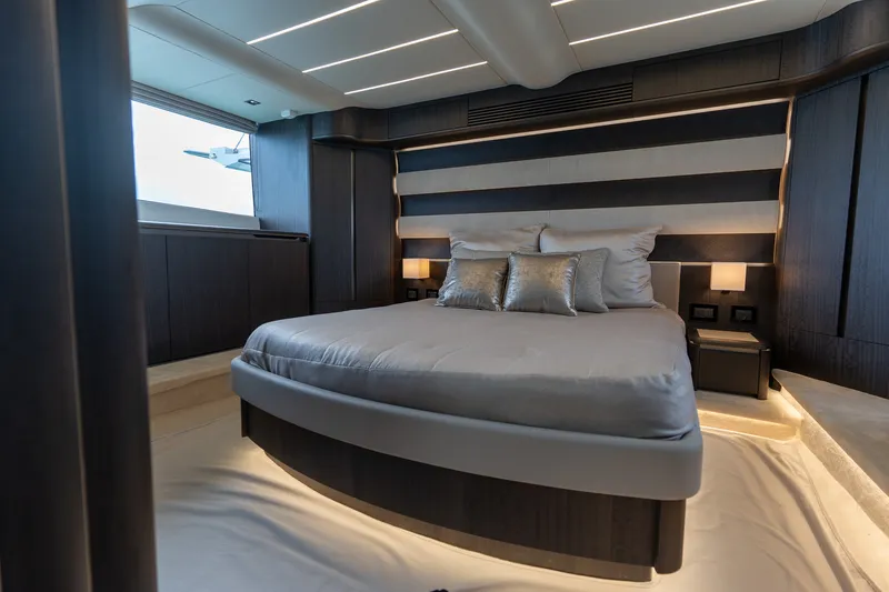 Slide: The Image of Galeon 560 FLY 2025 - 43