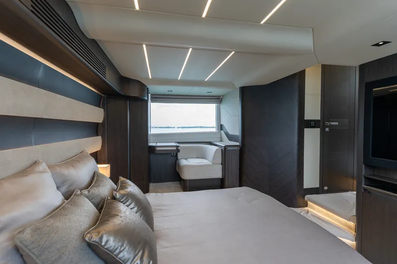 Slide: The Image of Galeon 560 FLY 2025 - 44