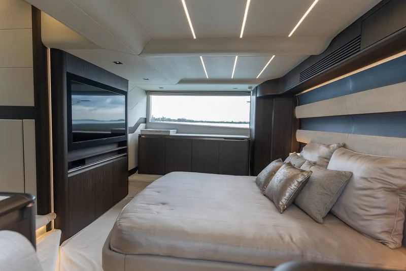 Slide: The Image of Galeon 560 FLY 2025 - 46