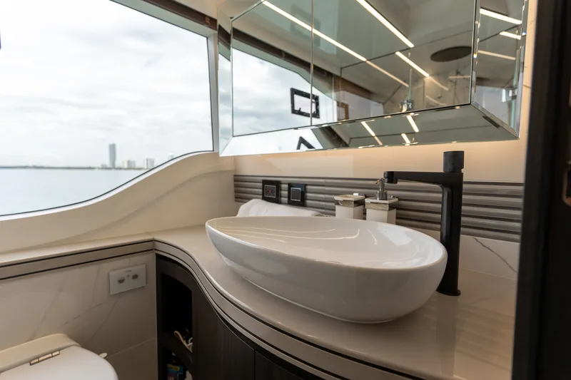 Slide: The Image of Galeon 560 FLY 2025 - 49