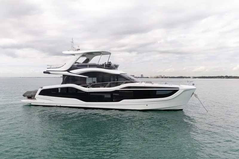 Slide: The Image of Galeon 560 FLY 2025 - 5
