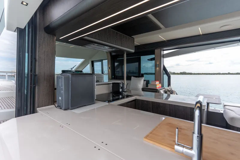 Slide: The Image of Galeon 560 FLY 2025 - 57