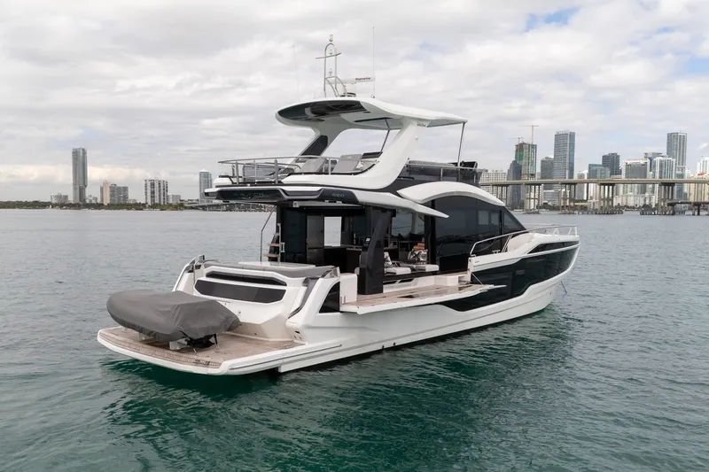 Slide: The Image of Galeon 560 FLY 2025 - 75