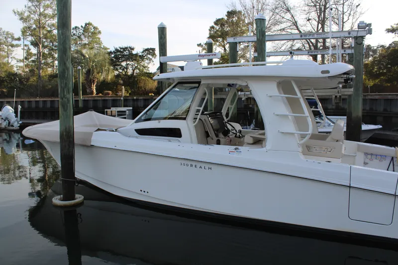 Slide: The Image of Boston Whaler 350 REALM 2021 - 1