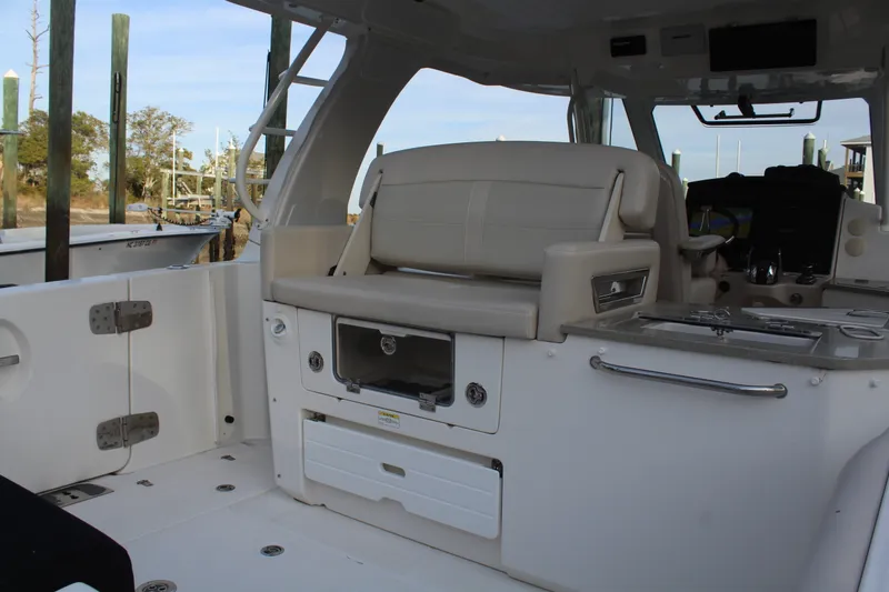 Slide: The Image of Boston Whaler 350 REALM 2021 - 11