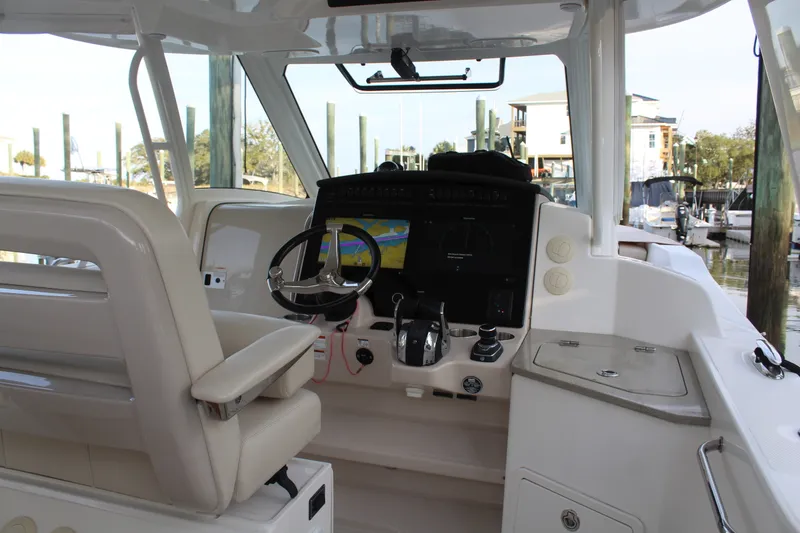 Slide: The Image of Boston Whaler 350 REALM 2021 - 13