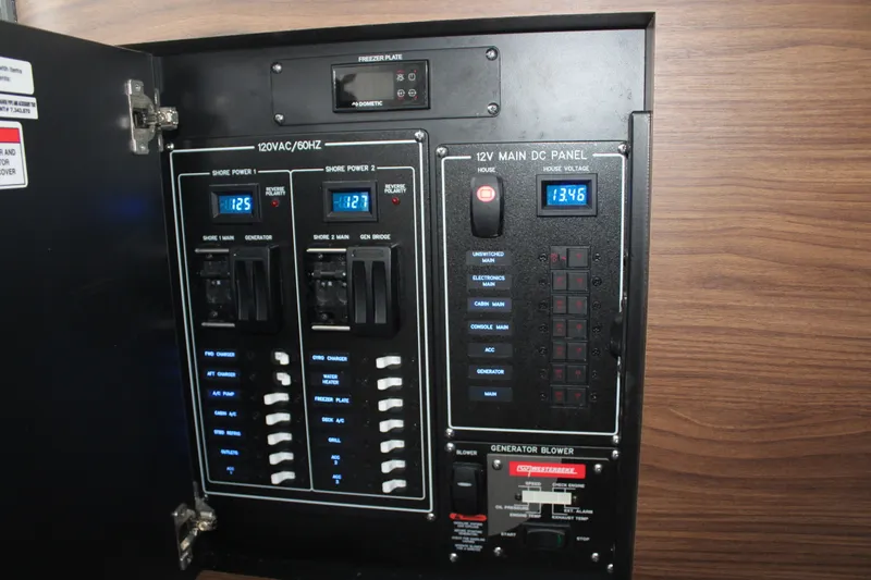 Slide: The Image of Boston Whaler 350 REALM 2021 - 17