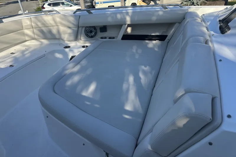 Slide: The Image of Boston Whaler 350 REALM 2021 - 19