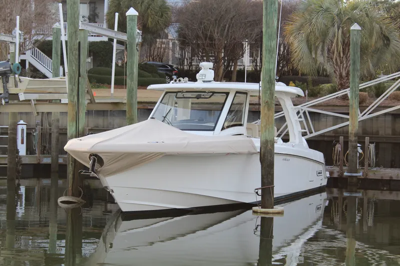 Slide: The Image of Boston Whaler 350 REALM 2021 - 20