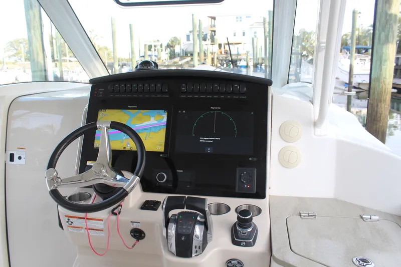 Slide: The Image of Boston Whaler 350 REALM 2021 - 26